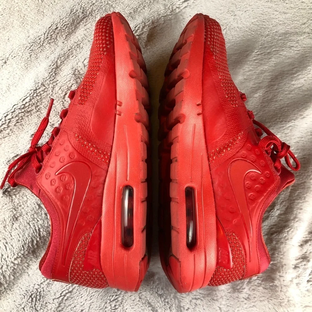 Nike Air Max Men’s: 6.5 Woman’s: 8